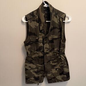 Love Tree Olive Green Camouflage Vest. Size S. 100% cotton